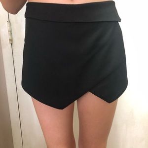 Aritzia Talula black skort